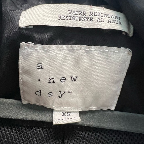 Gently used. Ladies XS rain jacket - Picture 2 of 3